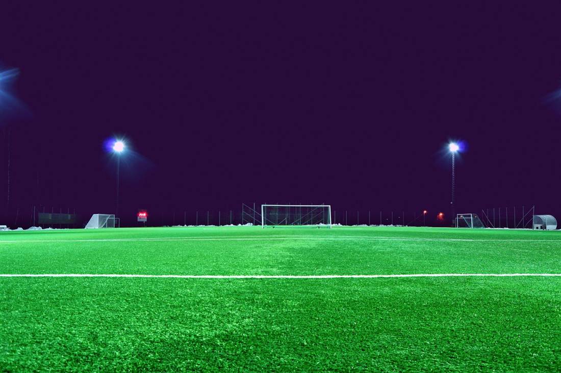 Lapangan sepak bola dengan papan skor menyala