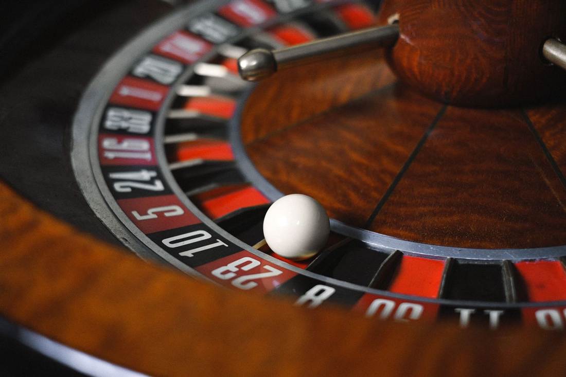 Roda roulette dengan bola di atasnya dalam sorotan