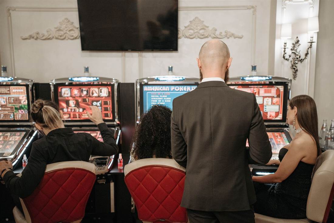 Pemain mencoba permainan di area mesin slot kasino