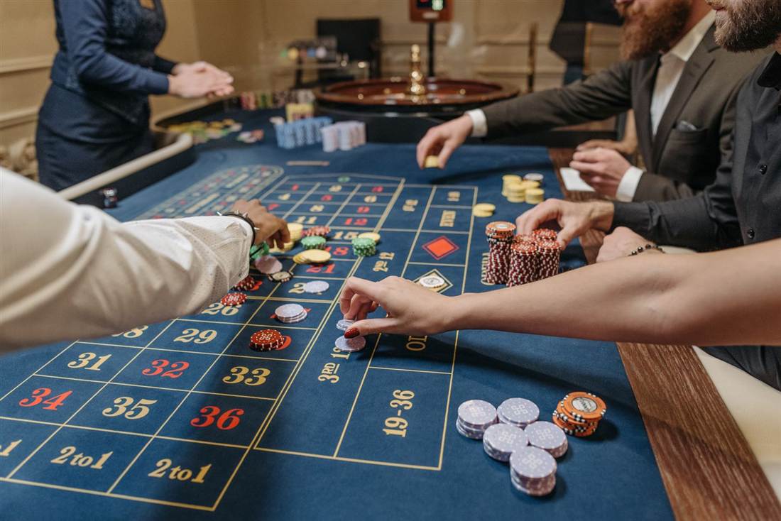 Pemain berkumpul di meja roulette pada kasino