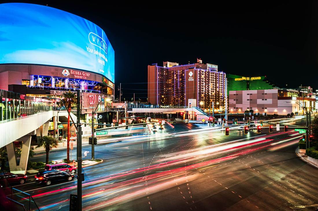 Papan nama Las Vegas menyala di malam hari